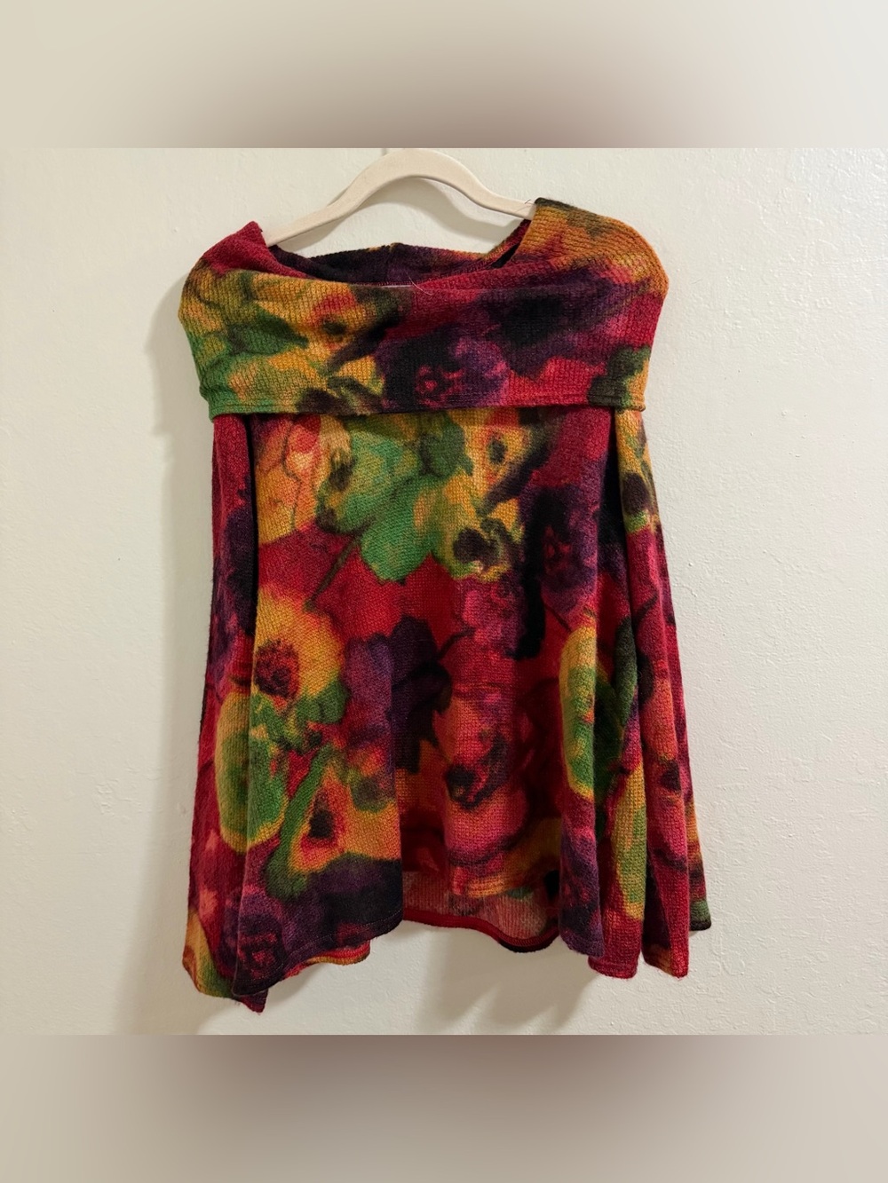 Habitat Abstract Floral Easy Cowl
Sweater - Large watercolor floral print. - Picture 10 of 11